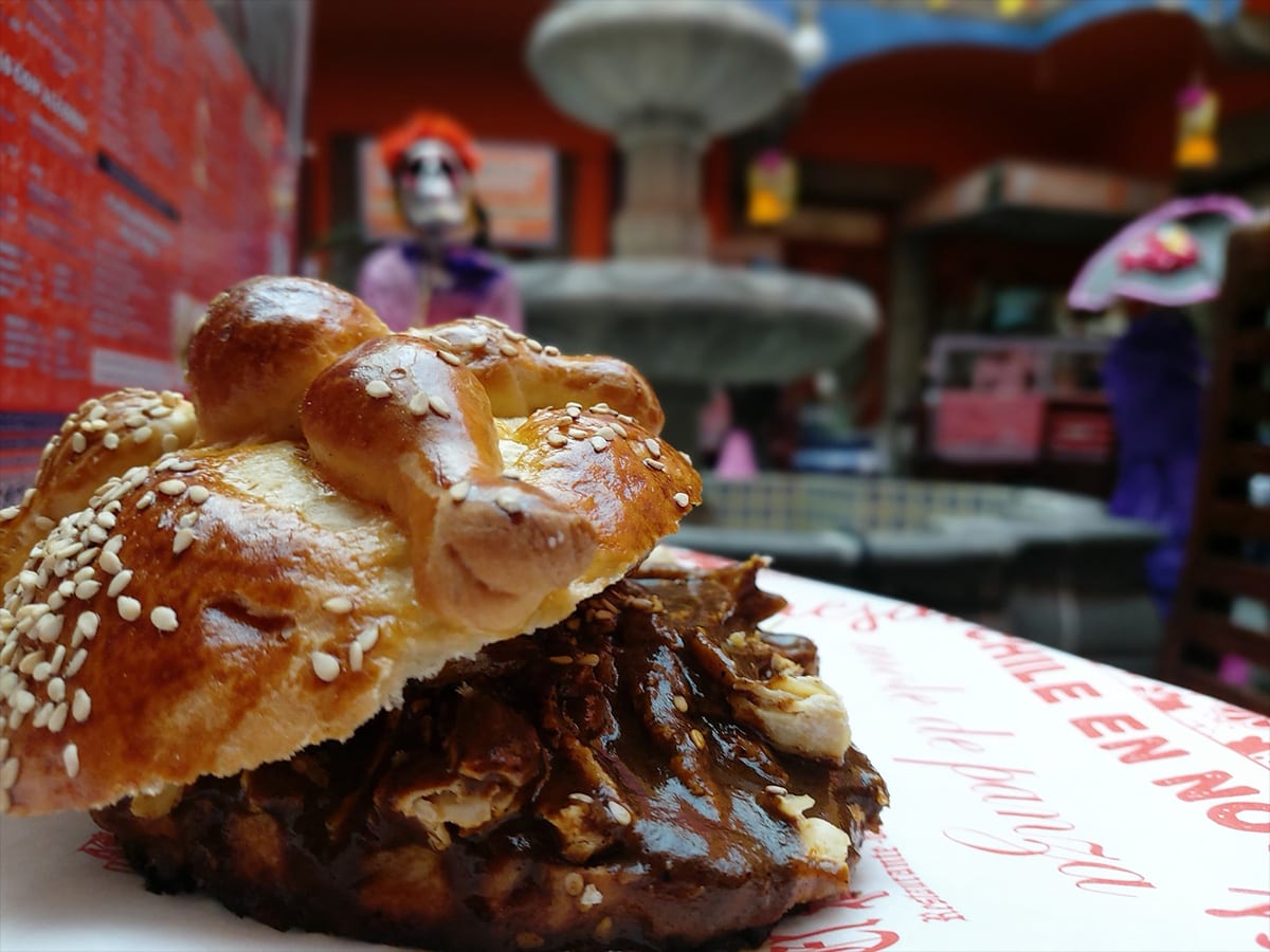 De los creadores de la cemita de chile en nogada, ahora llegan las hojaldras con mole en Puebla 1 hojaldra con mole