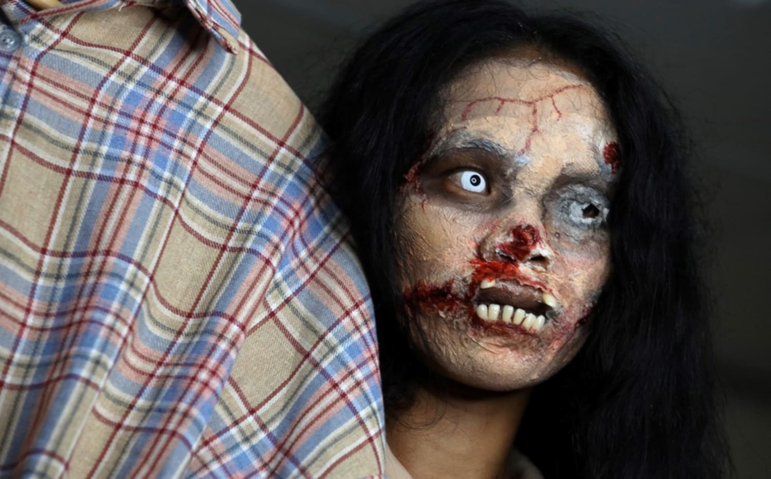 Vendedora se disfraza de zombie para comercializar ropa usada por muertos 2 kanittha thongnak disfrazada reuters