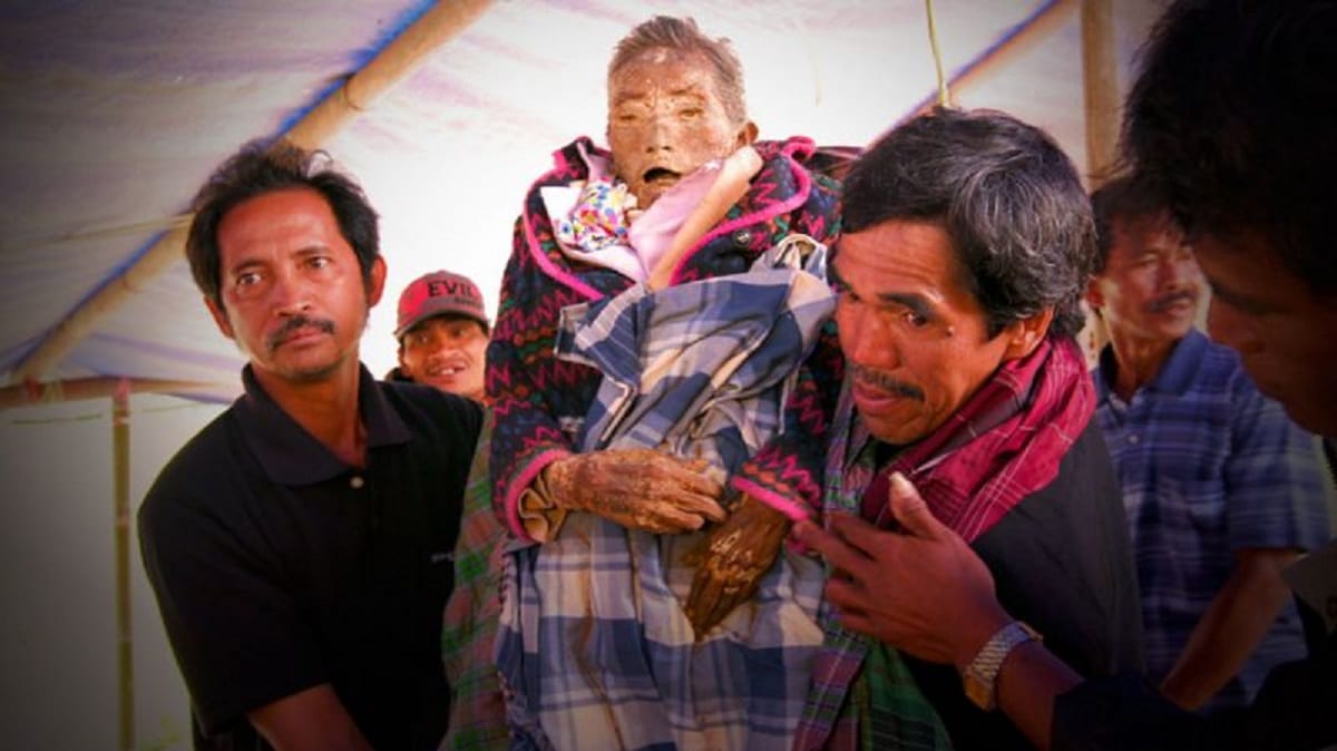 ¡Escalofriante! Para celebrar el Día de Muertos, sacan de las tumbas a sus familiares en Indonesia 1 muertos