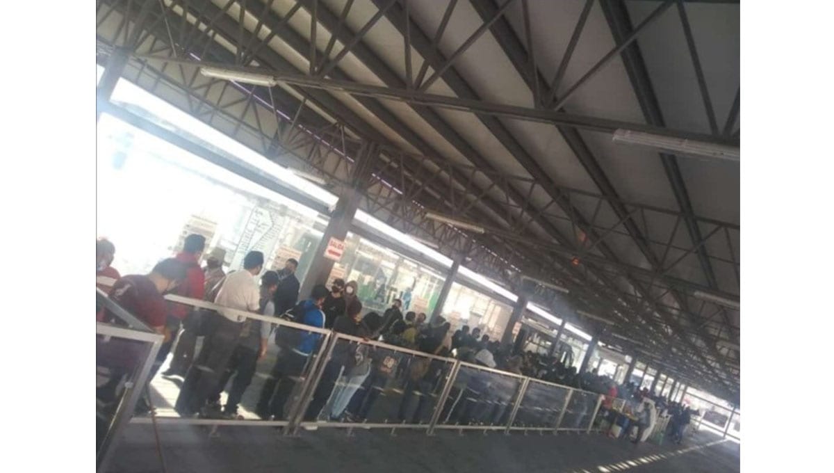 Poblanos hacen fila para abordar unidades de RUTA 1 operativo ruta