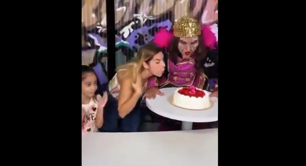Karla Panini recrea VIDEO de la niña que sopla el pastel y le recuerdan cuánto la odian 1 panini