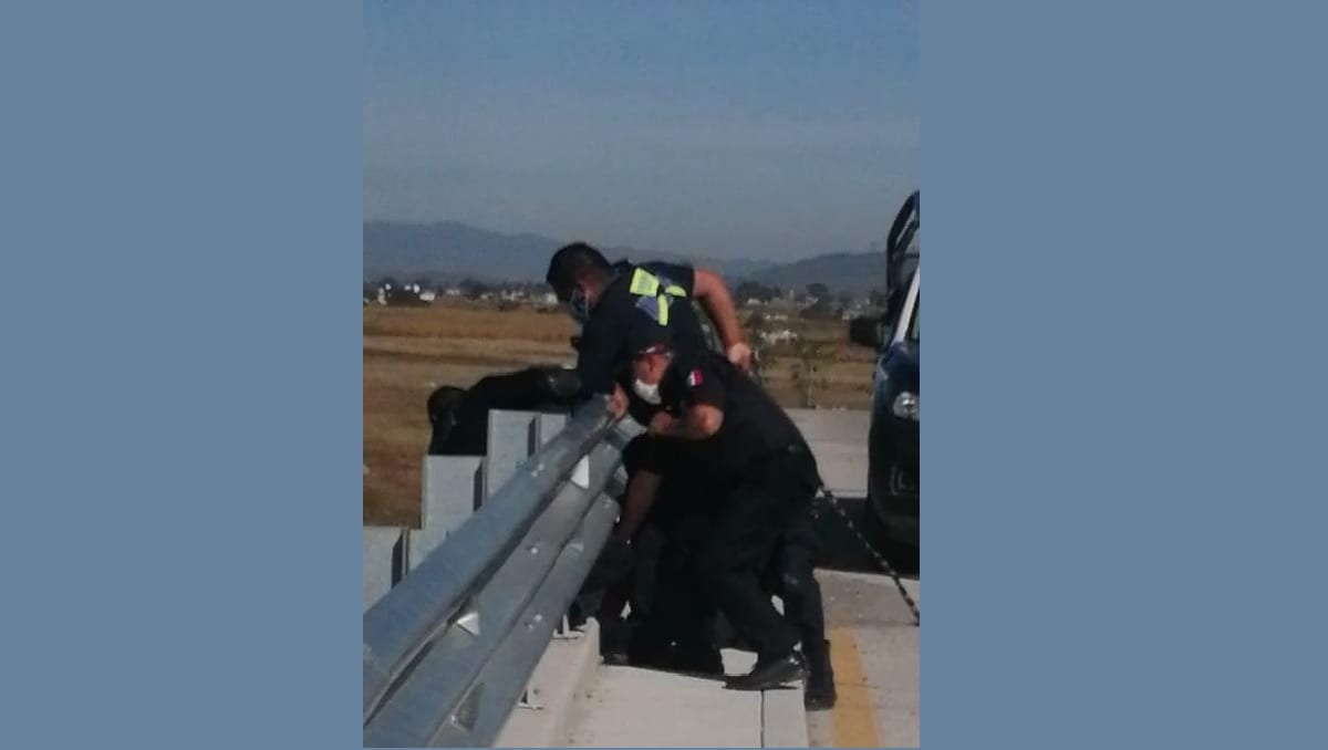 Policías frustran suicidio de hombre en inmediaciones de Angelópolis 1 poliss
