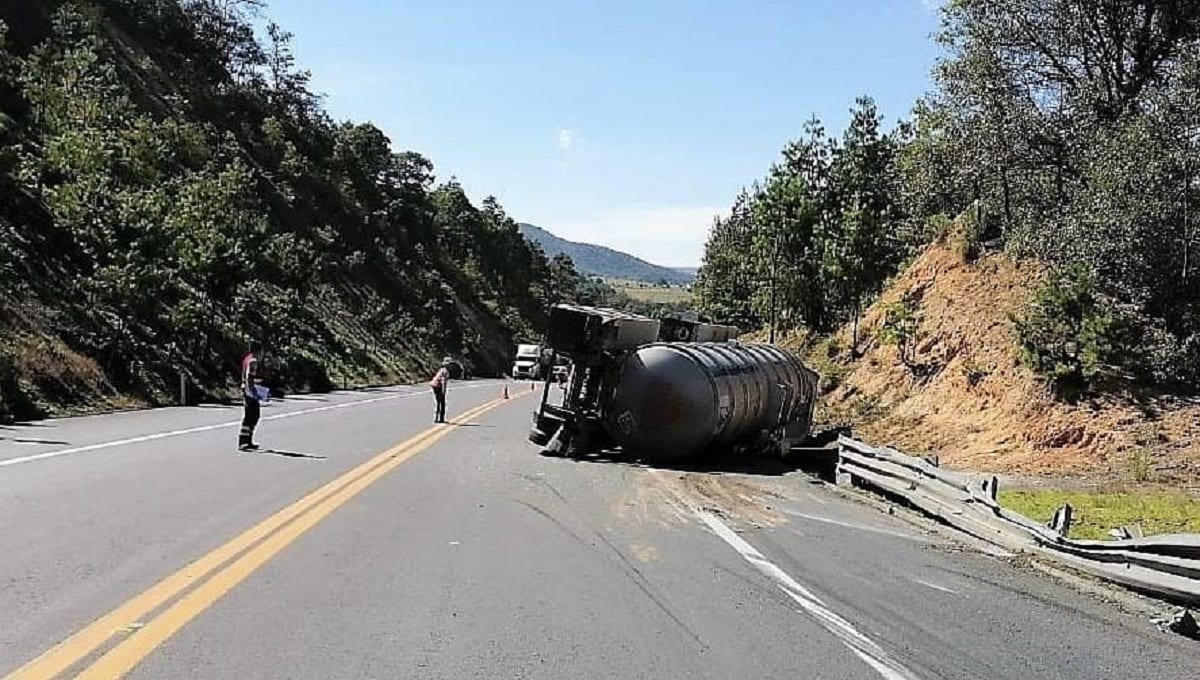 Tráiler aplasta automóvil en Huachinango y mueren 5 personas 1 trailer