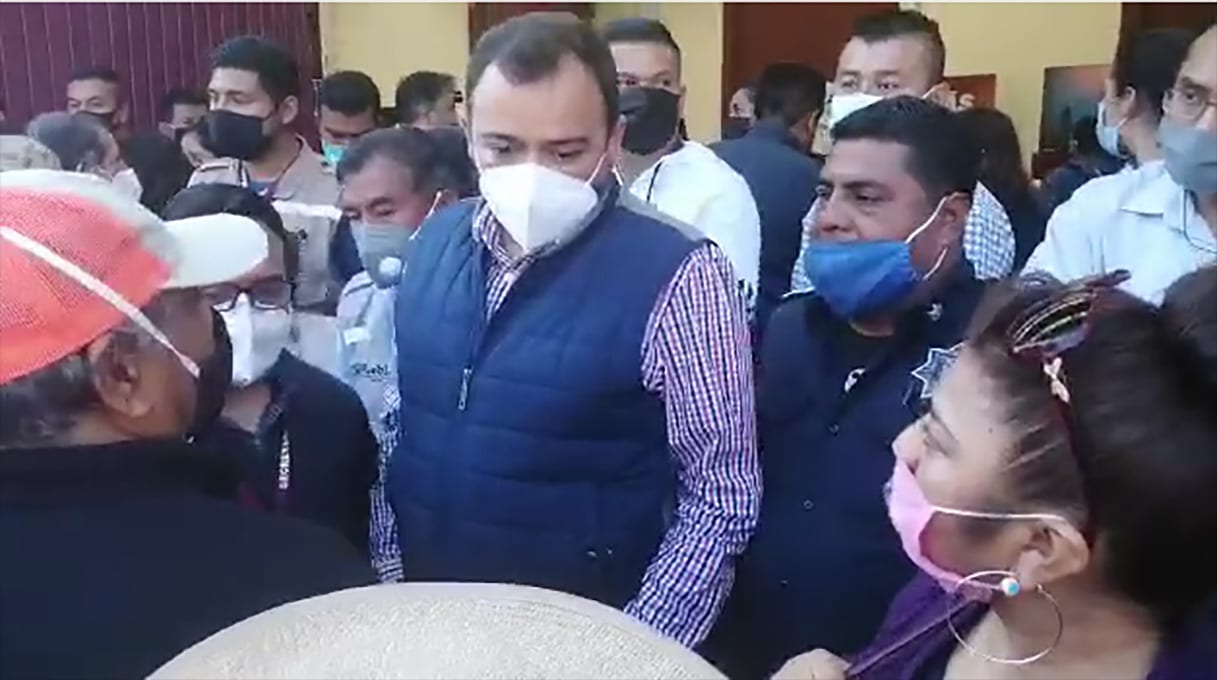 Entre gritos y abucheos reciben vecinos de Xomimehuacan a Claudia Rivera 1