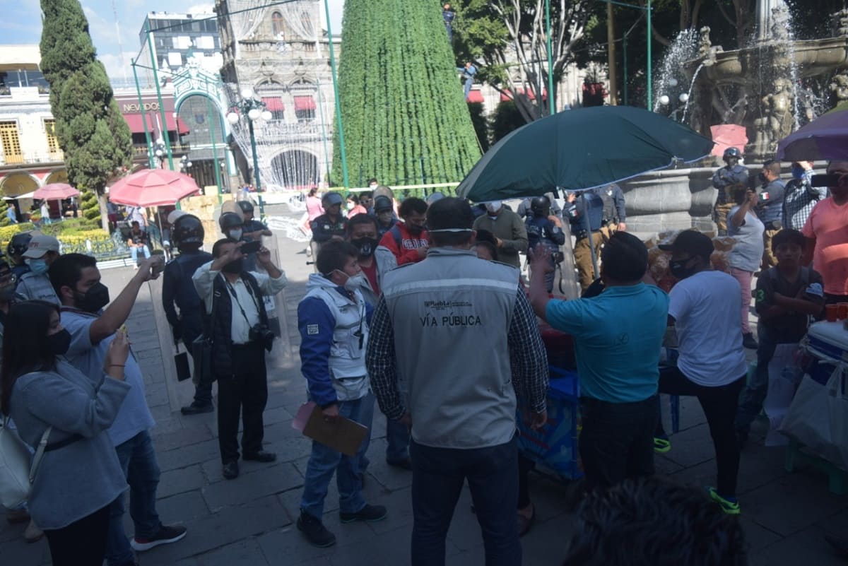 Claudia Rivera intenta quitar a ambulantes del zócalo y fracasa 3 3 1