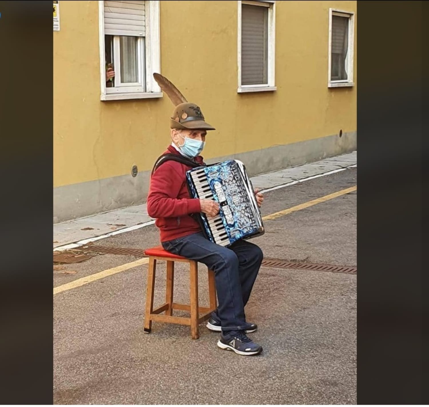 Ancianito en Italia lleva serenata a su esposa afuera del hospital 2 ABUELITO DA SERENATA EN ITALIA