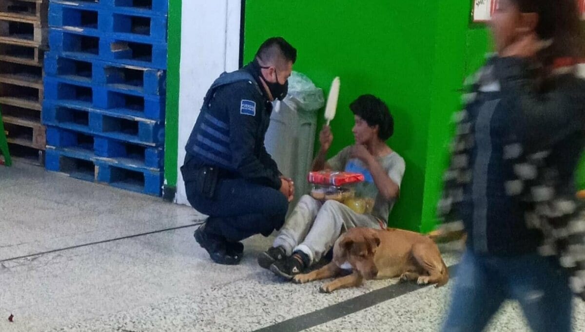 Policía regala comida a mujer indigente en Puebla 1 EoC2UPeXYAAjCmb 1