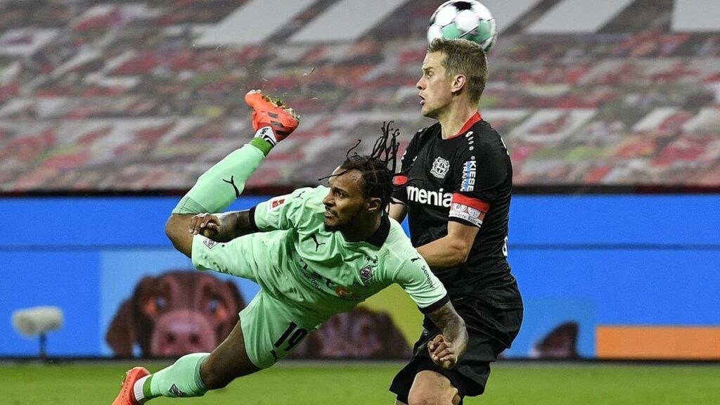 Valentin Lazaron gol de escorpion Bundesliga