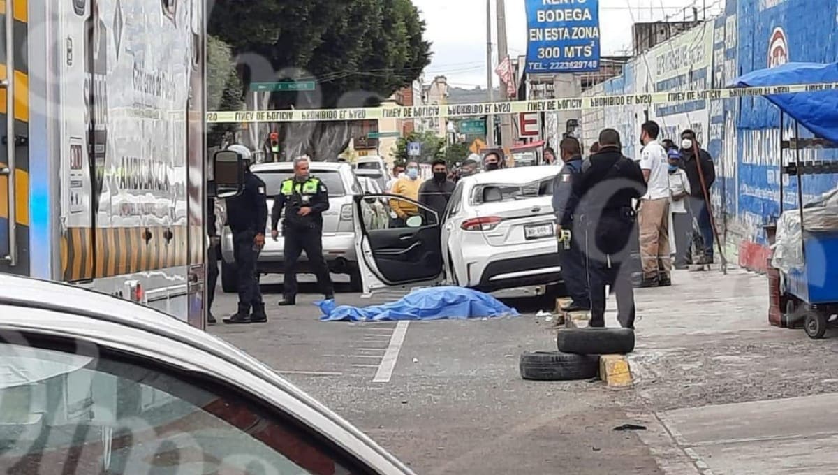 Choca contra auto estacionado y luego mata a una mujer que caminaba en el Centro de Puebla 2 accidente puebla 1 1