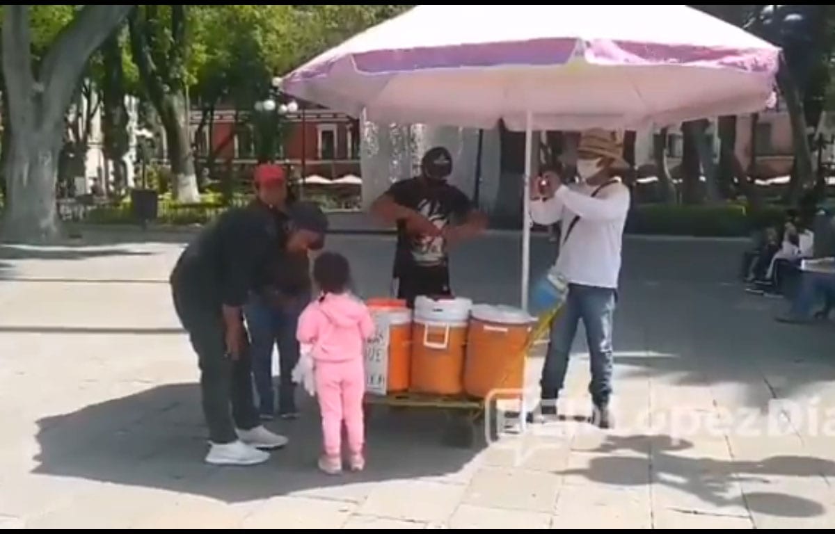 ambulantes invaden zocalo de Puebla