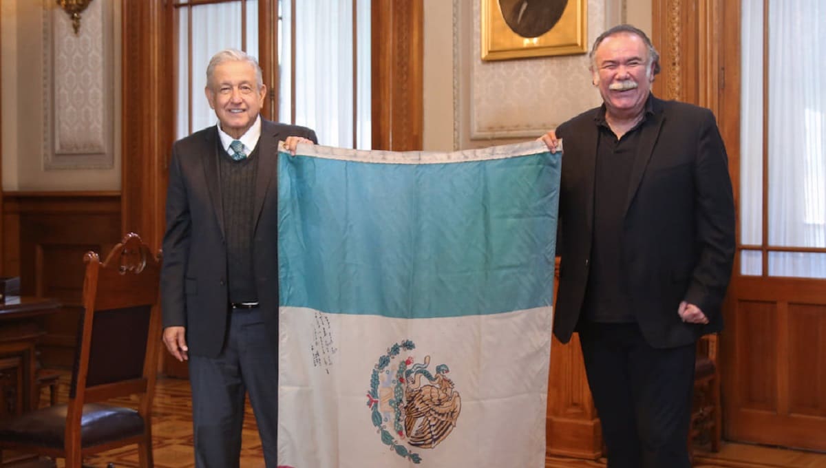 AMLO se reúne con Jesús Ochoa; posan junto a la bandera que hondearon en 2006 1 amlo ochoa 1