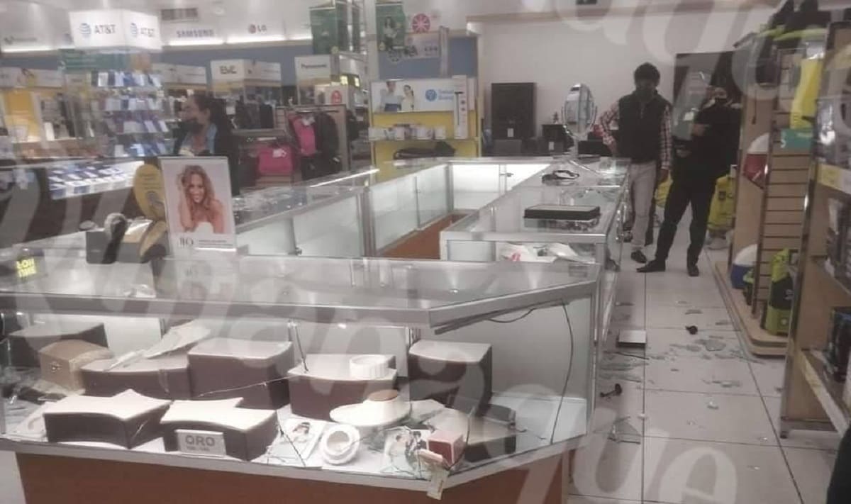 Asaltan Coppel de Amozoc y se llevan joyería 3 asalto coppel
