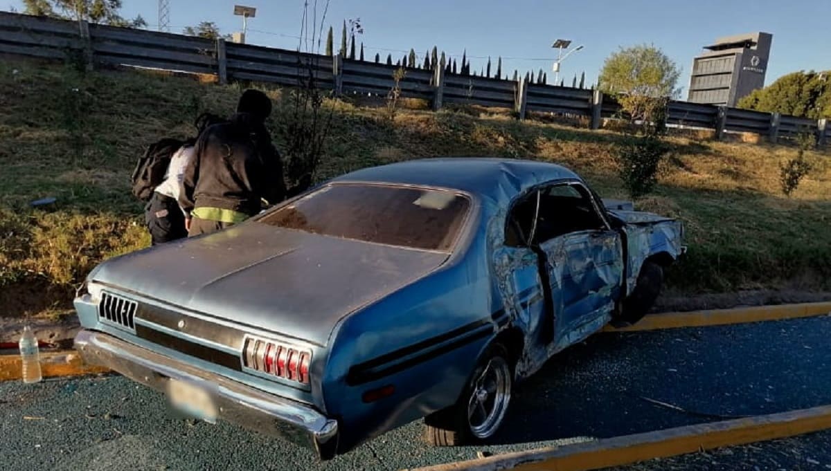 Automovilista pierde el control y termina en la ciclovía del Periférico Ecológico; hay una persona lesionada 2 c4d5b3e5 d47c 4f4a a471 aeb4572722d5 1