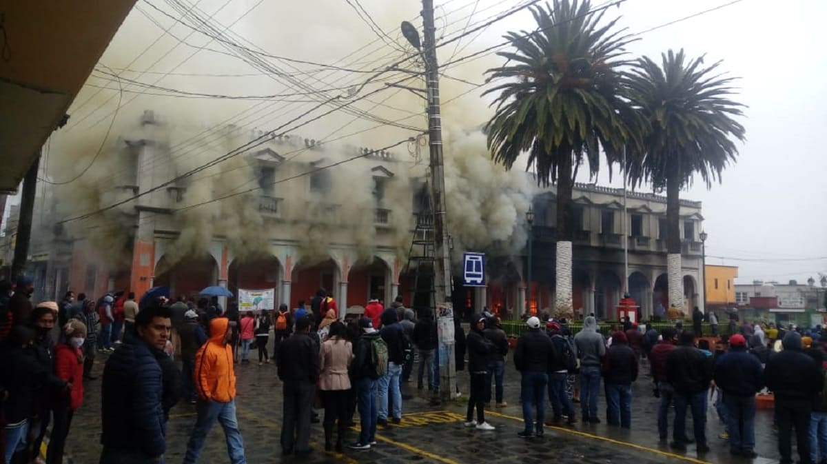 VIDEO: Incendian presidencia de Chignautla por supuesta privatización del agua 1 chignautla 1