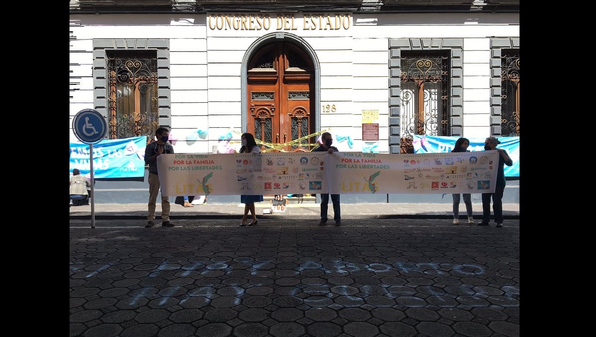 Frente por la Familia entrega carta al Congreso contra la despenalización del aborto en Puebla 1 congreso 2