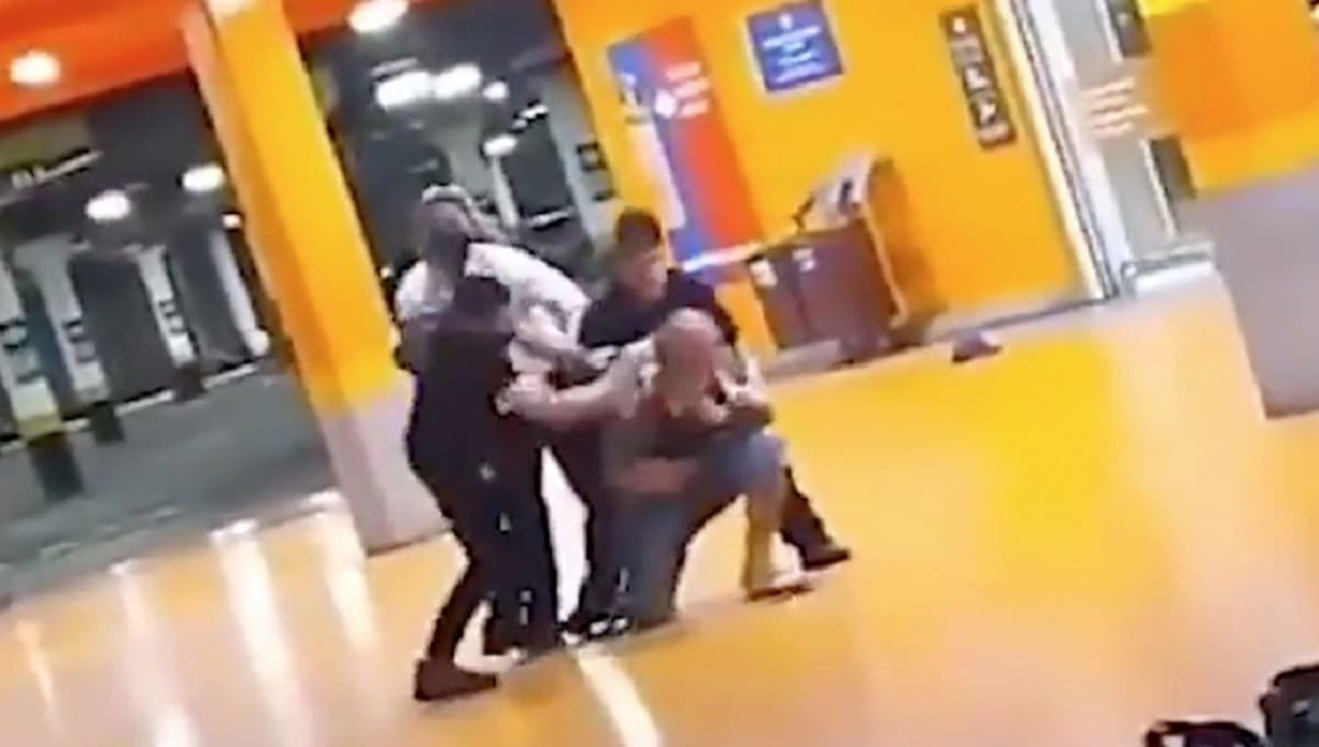 VIDEO: Policías matan a golpes a un afrobrasileño en un supermercado en Brasil 1 golpiza 1
