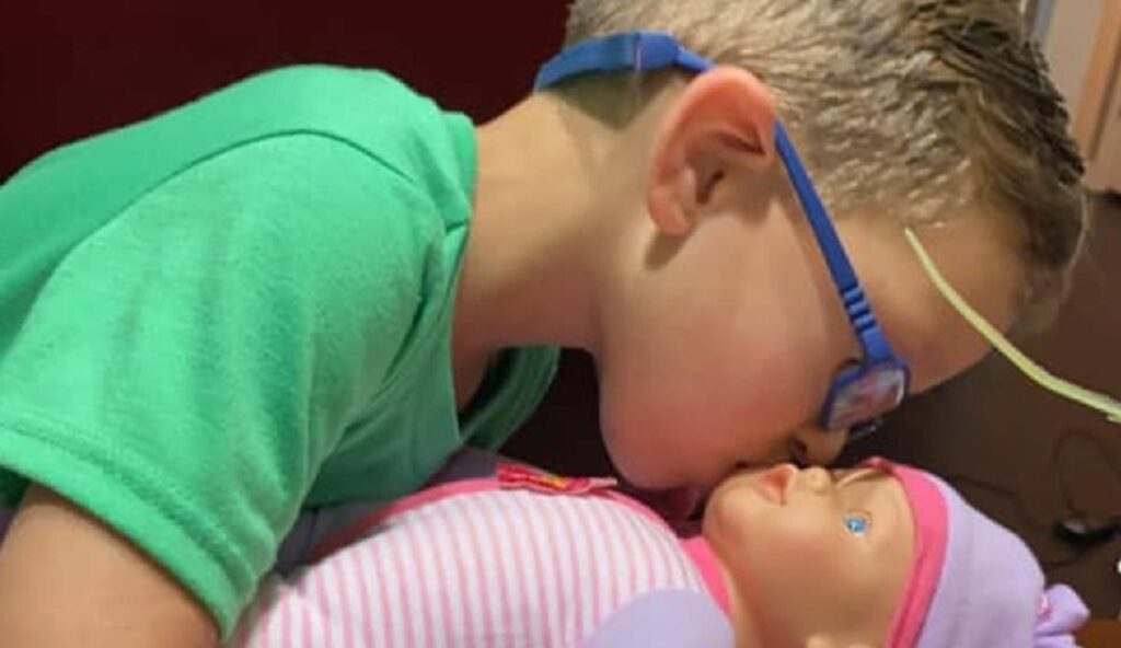 historia nino pidio regalo muneca