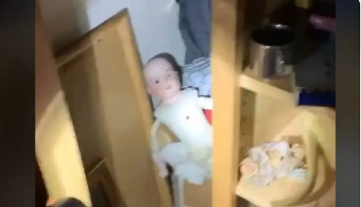 VIDEO: Descubre aterradoras muñecas antiguas en su nueva casa 1 jbalvin 2