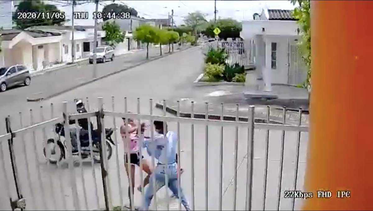 VIDEO: Mujer enfrenta a ladrón que le robó su celular y deja sola a su hija en Colombia 1 mujer enfrenta ladron colombia