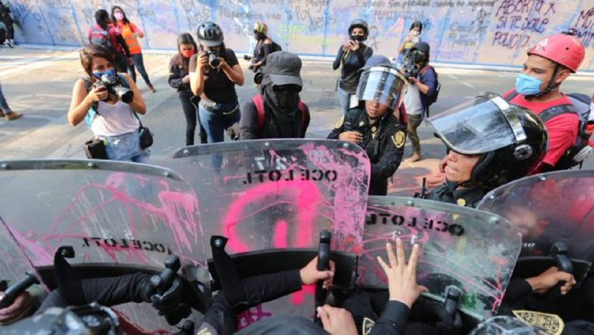 FOTOS y VIDEOS: Policías encapsulan a feministas que protestan contra la represión en Quintana Roo 1 protesta feminista