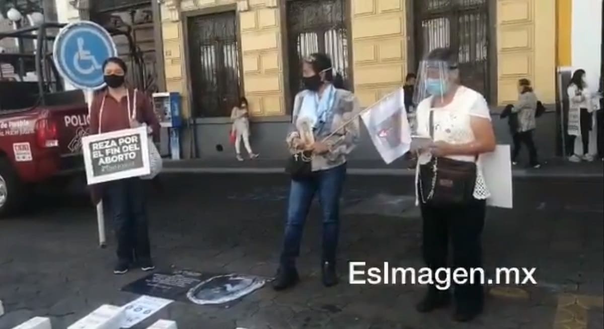 VIDEO: Pro-vida rezan el padre nuestro en el Congreso de Puebla para que no aprueben el aborto 1 rezo por el aborto 1