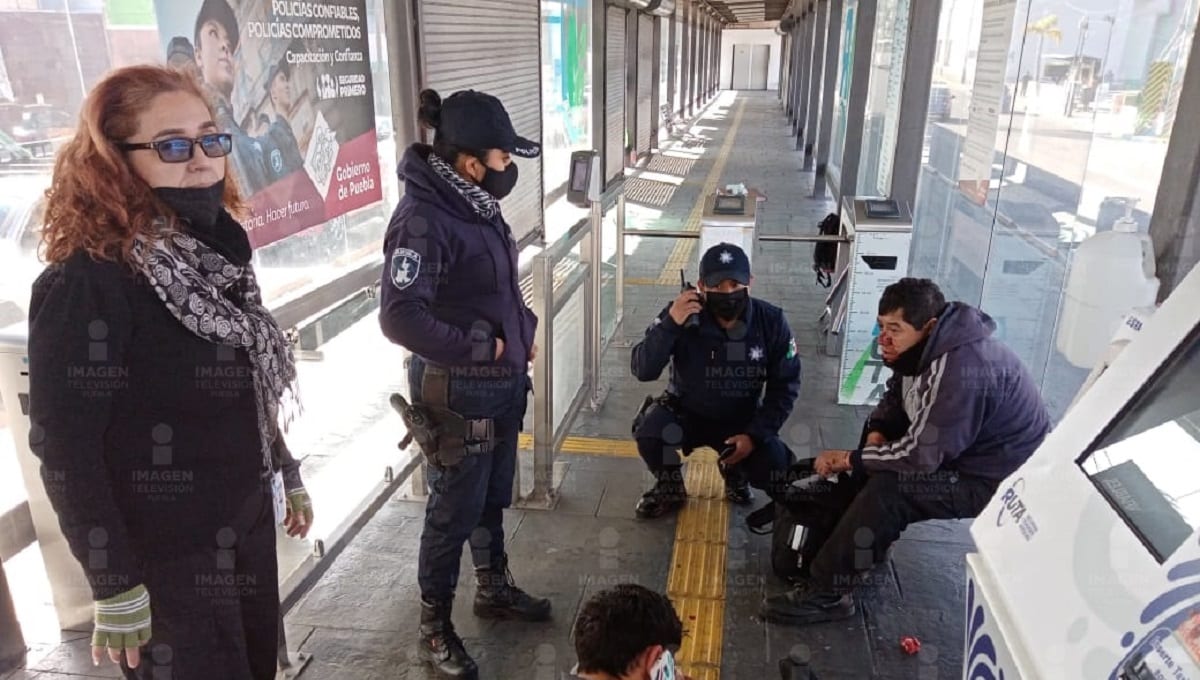 Ambulantes golpean a guardias del Metrobús en el paradero de Plaza Cristal 1 ruta