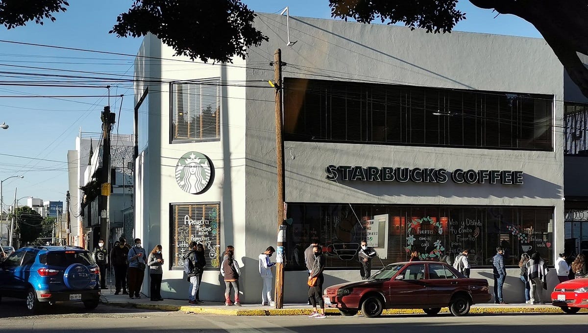 Poblanos hacen largas filas para comprar los vasos navideños de Starbucks 1 star