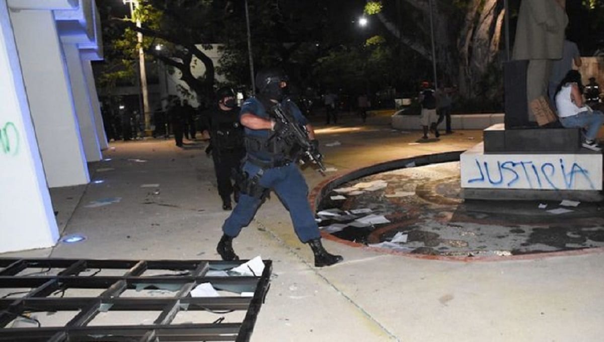VIDEO: Con disparos al aire, policías de Quintana Roo dispersan una manifestación feminista en Cancún 1 x9 s JS6