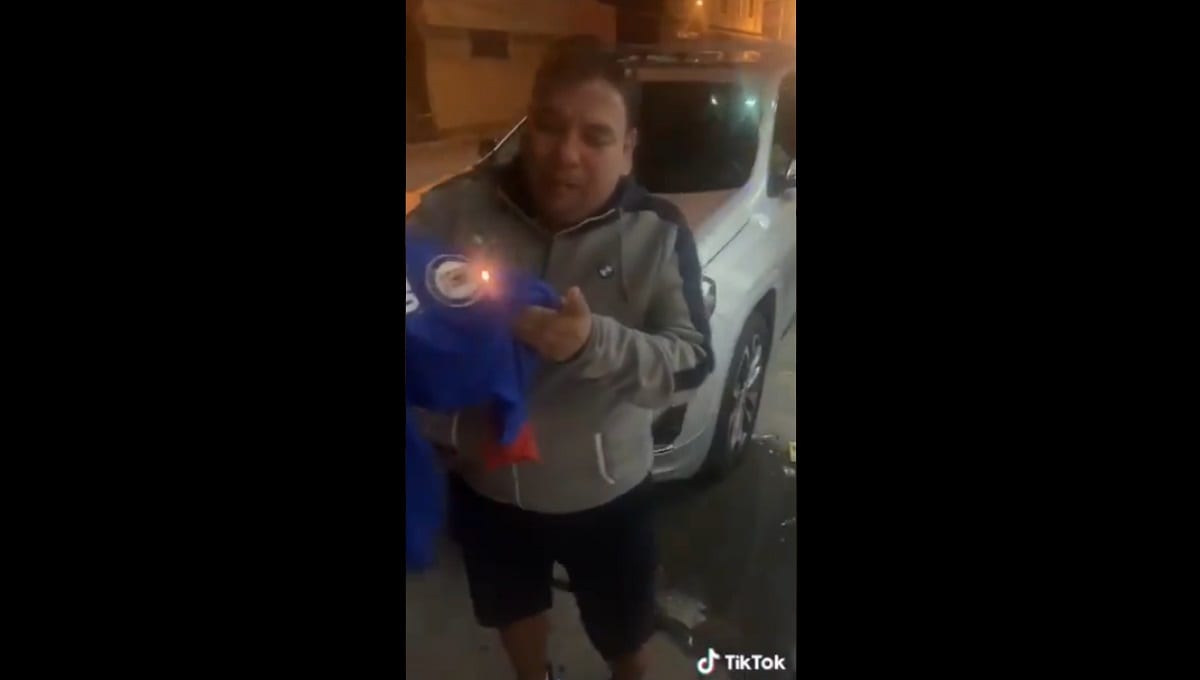 VIDEO: Aficionados del Cruz Azul queman sus camisetas tras humillante derrota ante Pumas 1 02 1