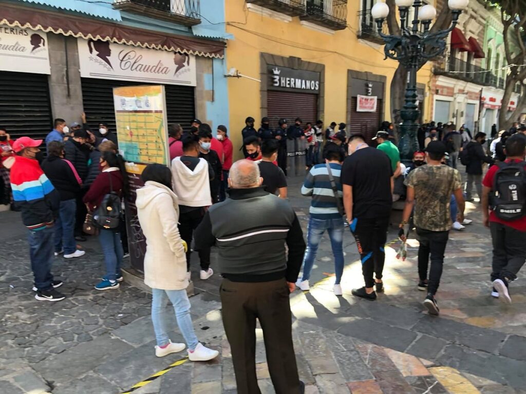 Ambulantes insisten en instalarse en el Centro; granaderos amagan con quitarlos 6 133938318 210432177344430 2997006650988910377 n