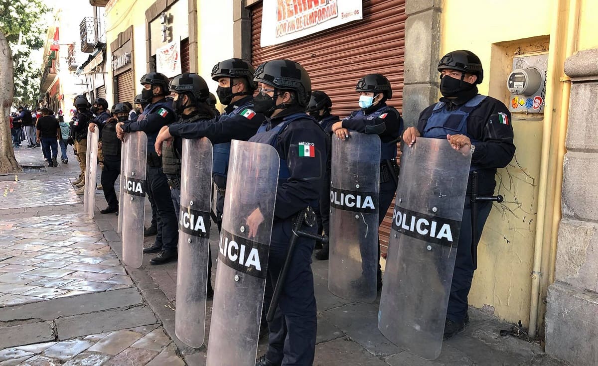 Ambulantes insisten en instalarse en el Centro; granaderos amagan con quitarlos 4 134150708 1256441044742232 4413637791796240466 n 1