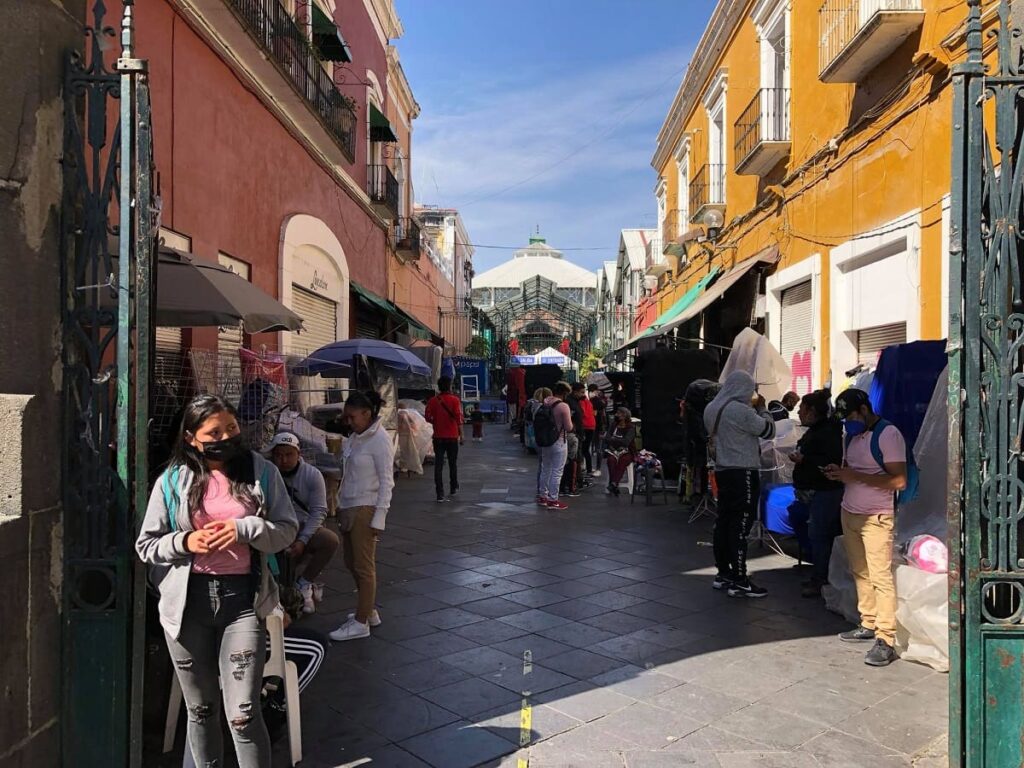 Ambulantes insisten en instalarse en el Centro; granaderos amagan con quitarlos 7 134468169 435894644258083 6896098335041419273 n