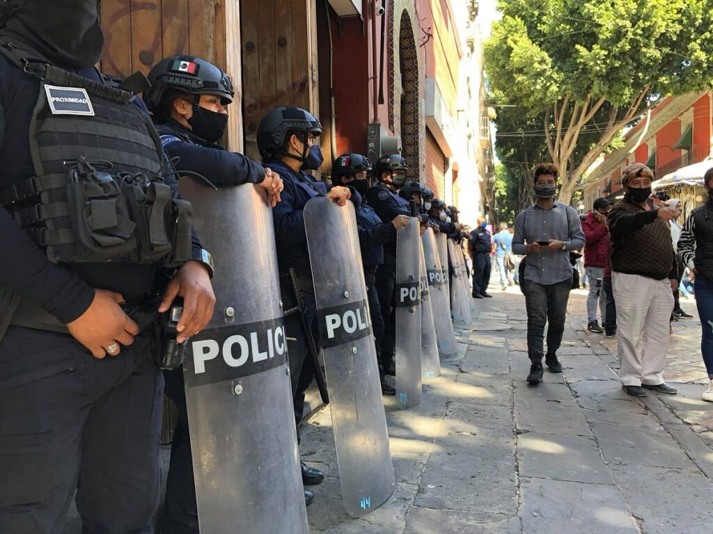 Ambulantes insisten en instalarse en el Centro; granaderos amagan con quitarlos 5 134700153 850340035803641 4708037262661139403 n