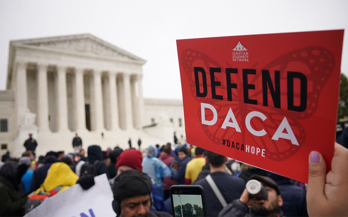 Juez ordena a Trump restaurar programa que protege a jóvenes indocumentados de la deportación 1 Daca. 1