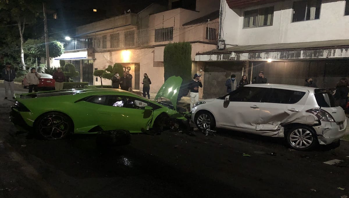 Choca su Lamborghini contra dos vehículos estacionados y huye 1 Lamborghin 1