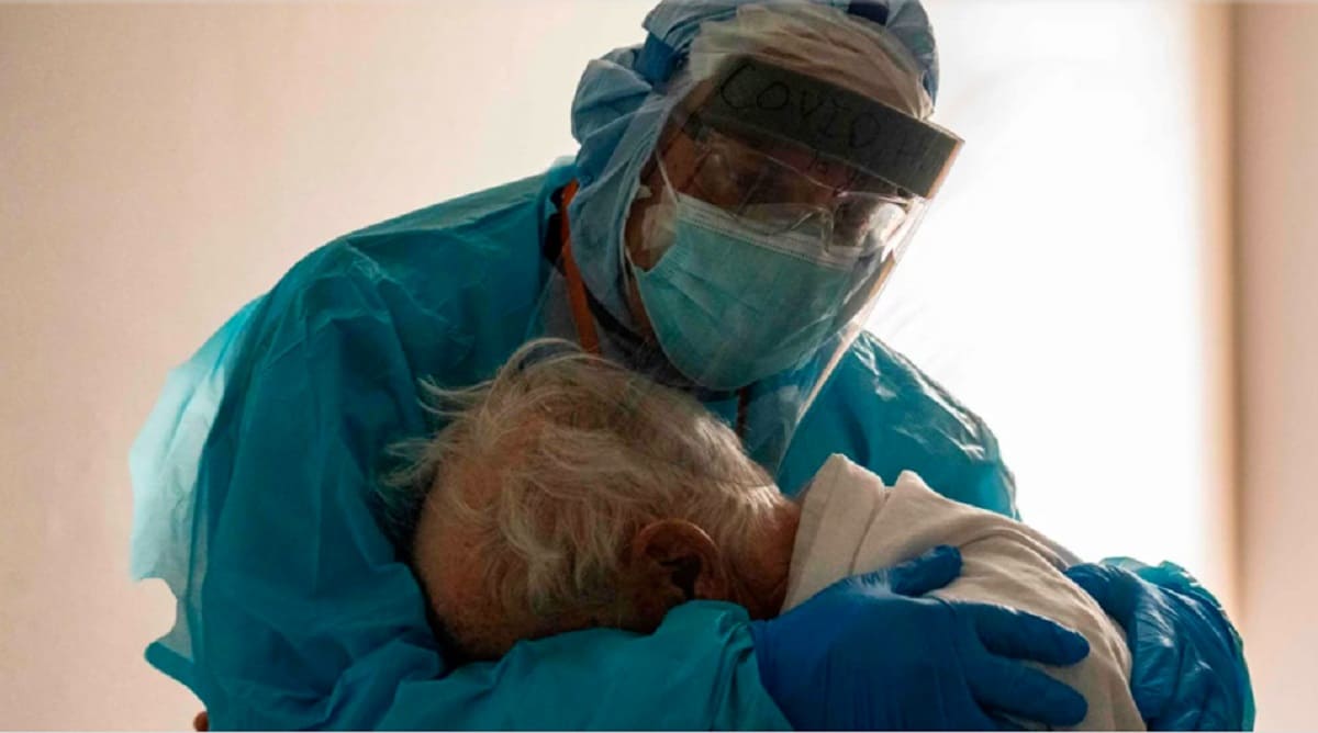 La FOTO de un paciente COVID de la tercera edad que abraza a un médico que se viralizó 1 abuelito 1