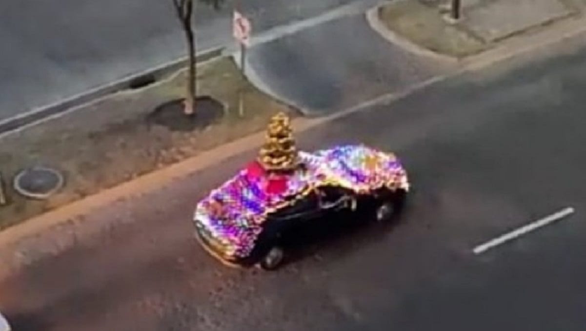 ¡Feliz Navidad! Vecino de Lomas de Angelópolis decora su auto con luces y un arbolito 1 arbol