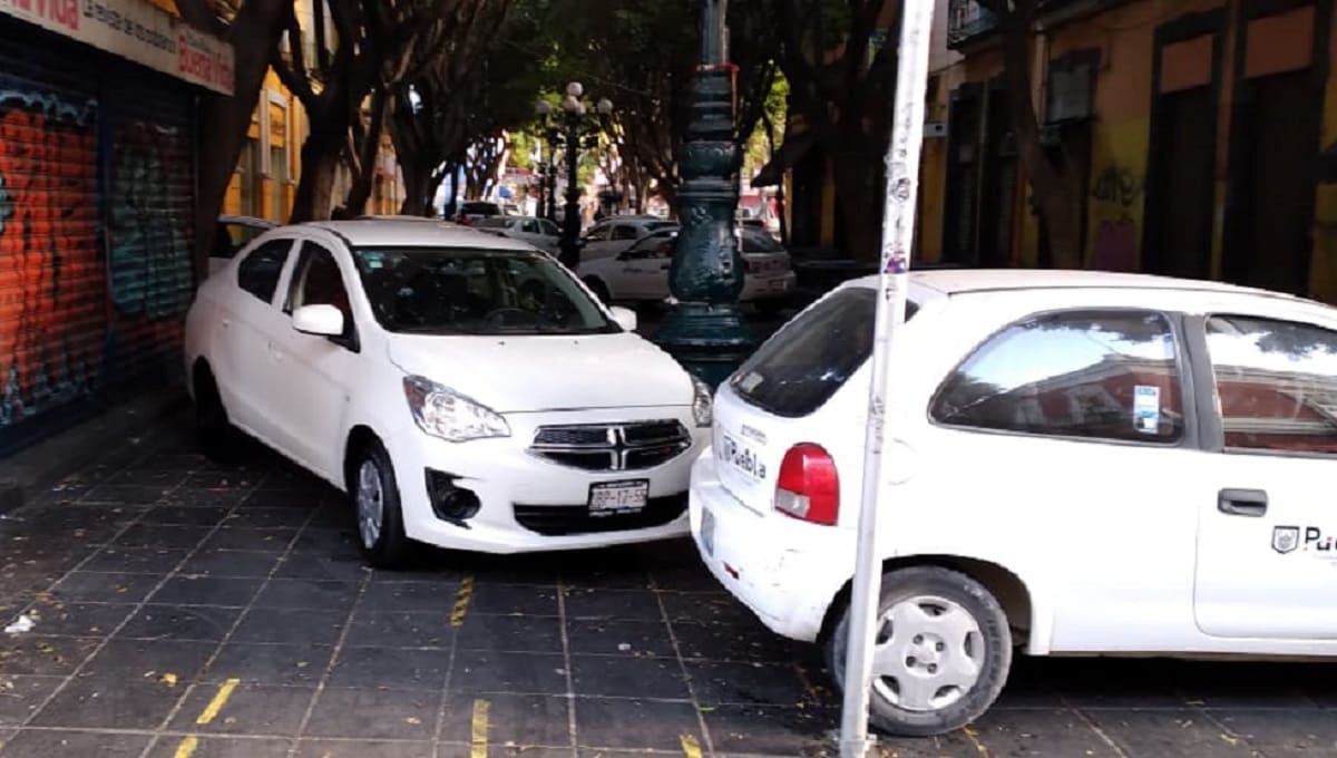 Para evitar ambulantes, estacionan autos del Ayuntamiento en la 5 de Mayo 1 autos 1 1