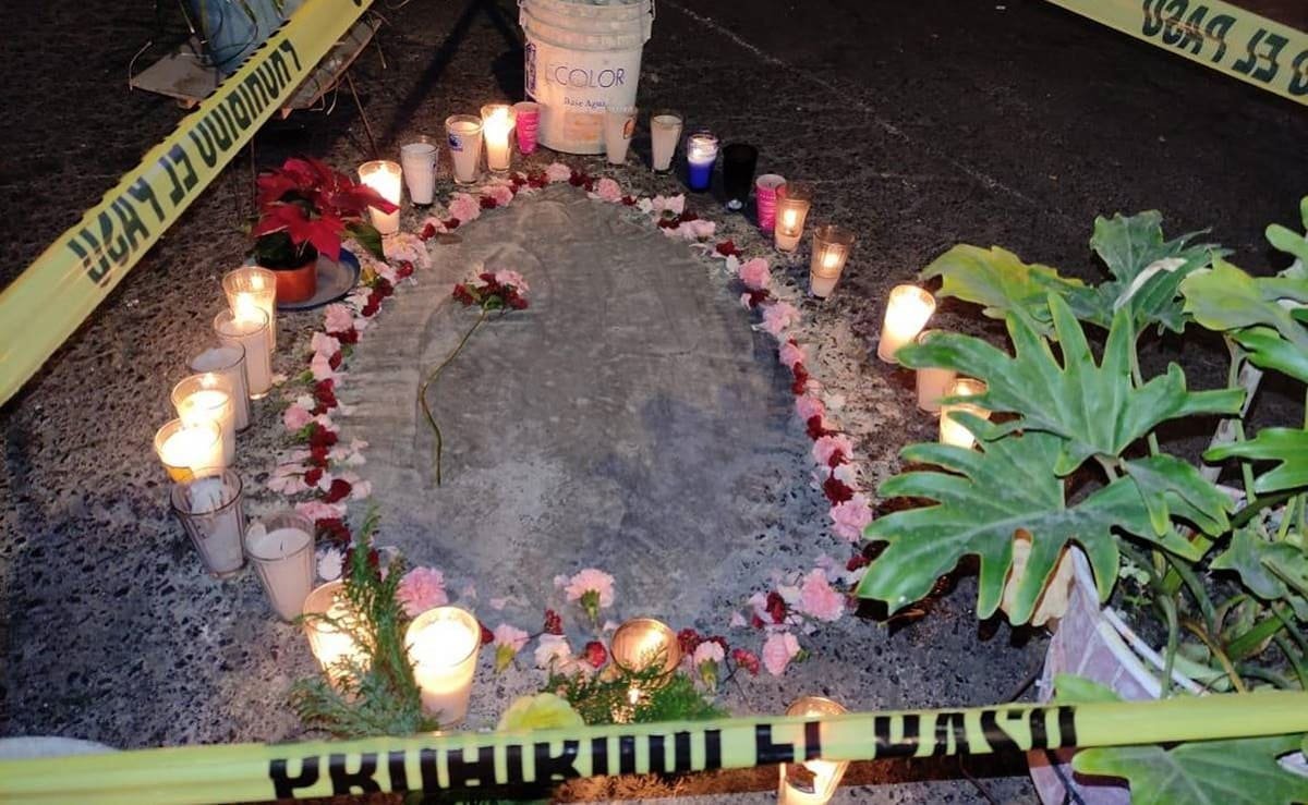 Aseguran que aparece figura de la Virgen de Guadalupe en bache de Nezahualcóyotl 2 bache virgen 1