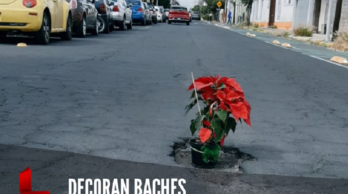 Poblanos decoran bache en la 23 Poniente con una Nochebuena 1 baches 1