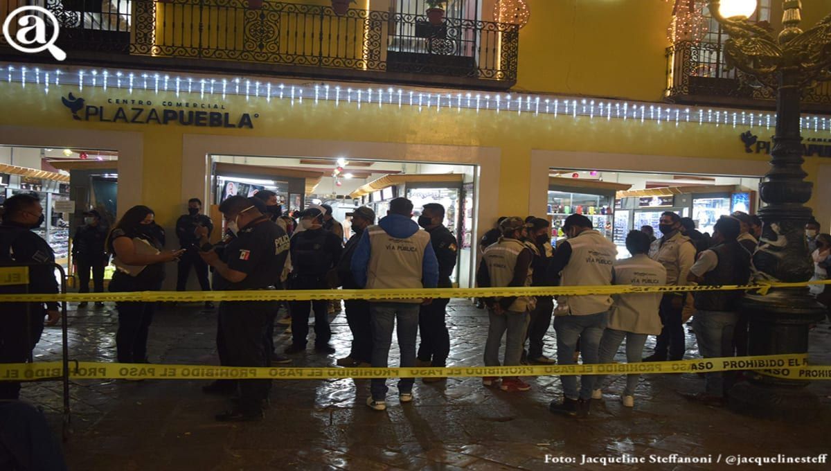 Enfrentamiento entre ambulantes y policías municipales provoca pánico en la 5 de Mayo 3 basura4