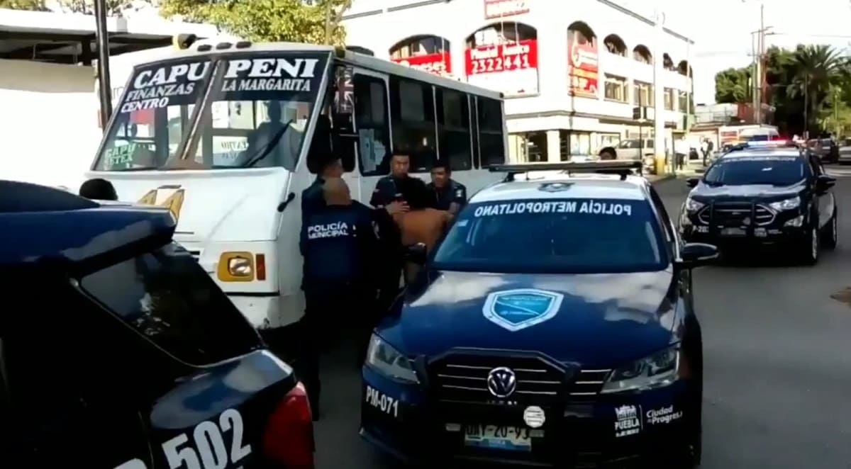 VIDEO: Al estilo Jackass, un hombre baila desnudo en el bulevar 5 de Mayo en Puebla y lo detienen 1 desnudo 1