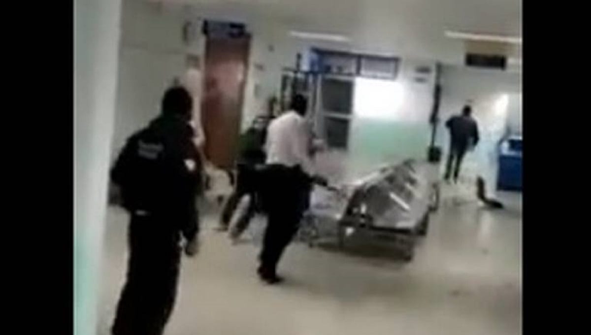 VIDEO: Familiares de paciente COVID pelean a golpes en el Hospital Regional de Tzompantepec 1 golpes
