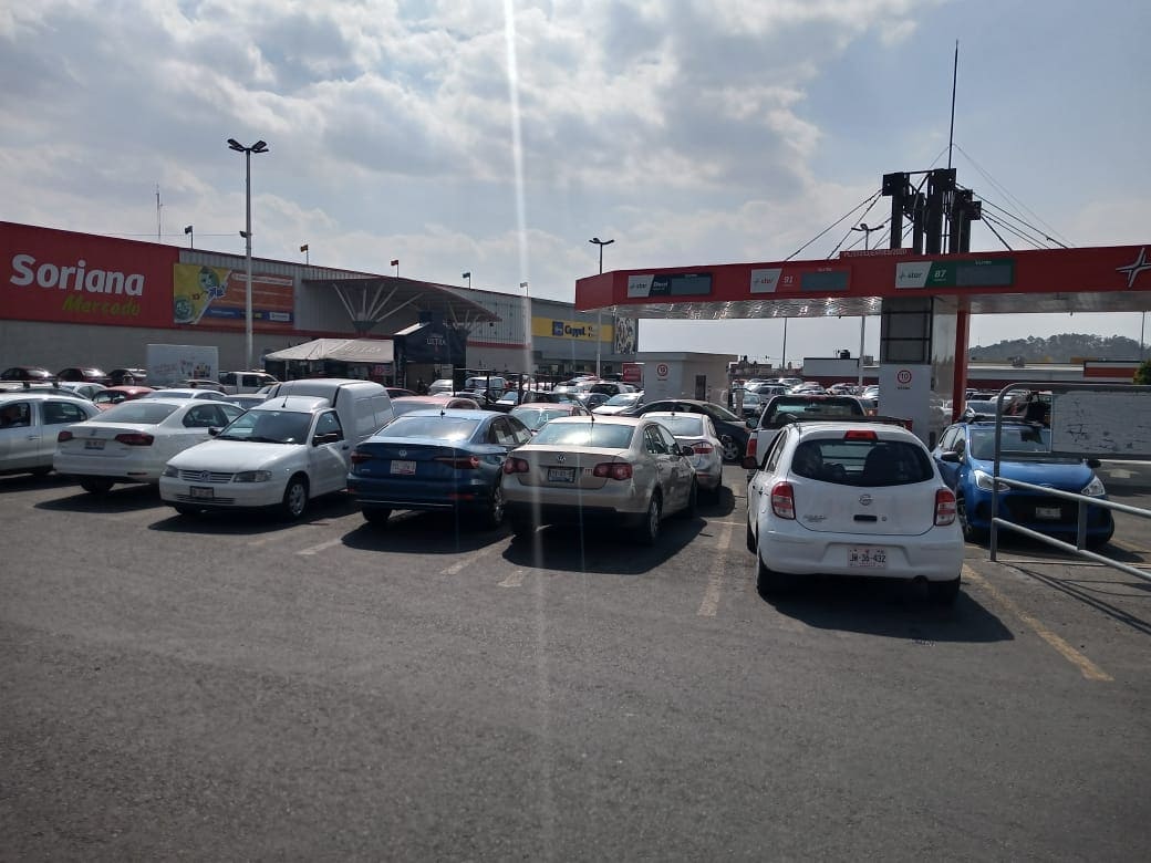 Supermercados registran largas filas para poder ingresar en víspera de Navidad 1 largas filas 1