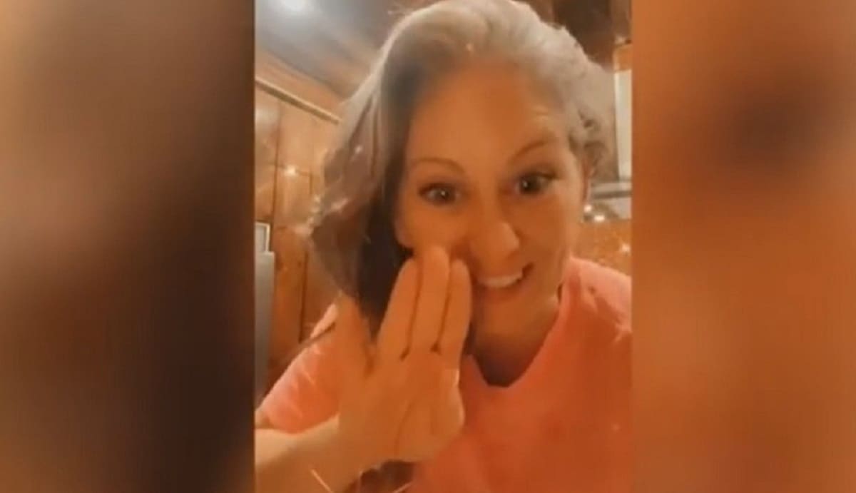 Mujer con unas copas de más se hace viral por compartir peculiar forma de pelar huevos 1 mujer viral. 1