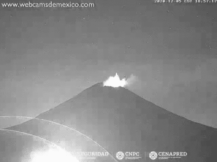 FOTOS: Captan fuegos pirotécnicos en el Popocatépetl 7 popo 1