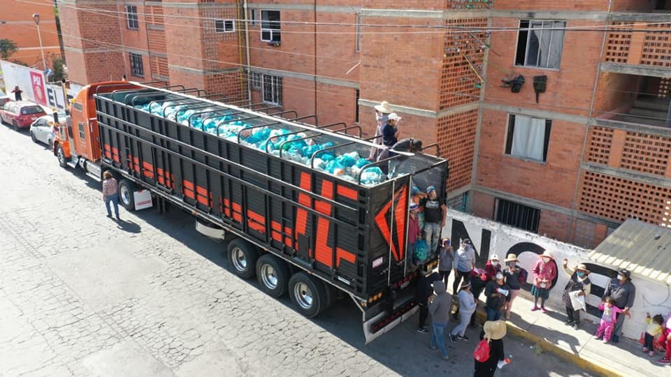 Líder huachicolero de Puebla envía trailers con despensas a Agua Santa 4 tonin2