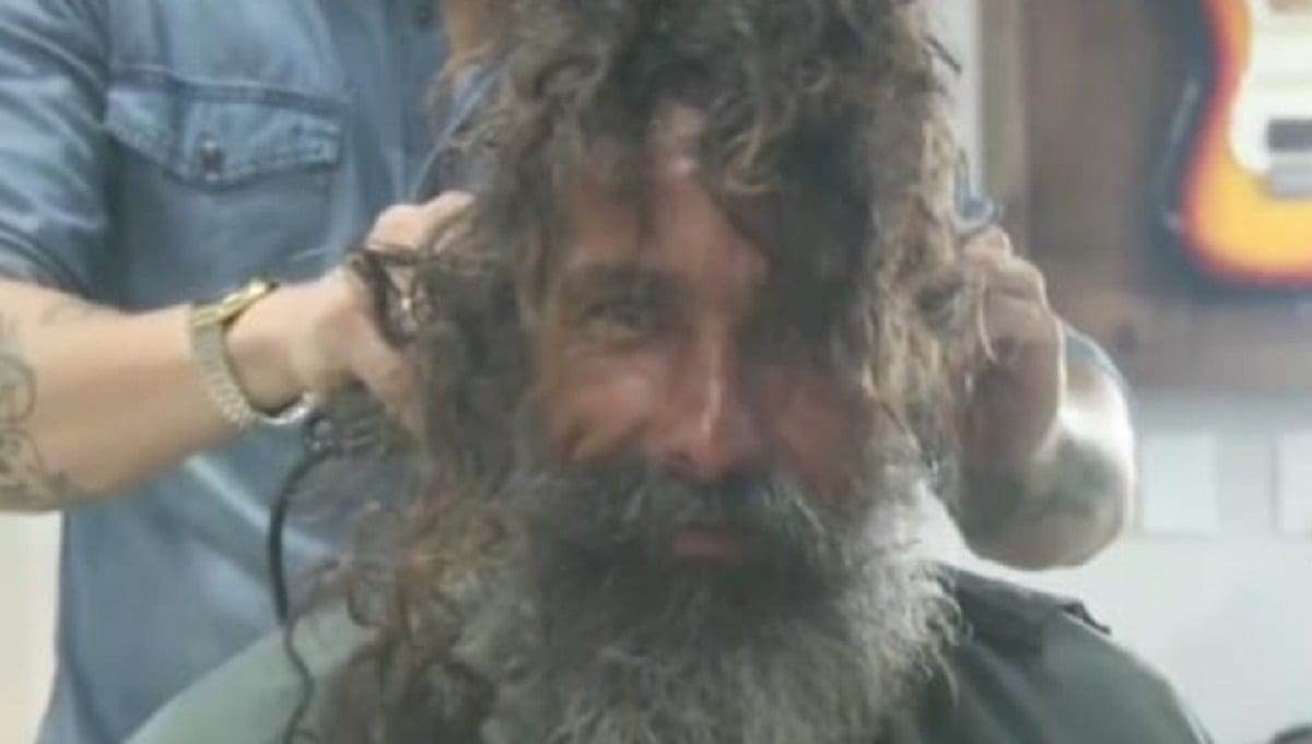 VIDEO: Vagabundo se somete a un cambio de imagen y luce irreconocible 1 transforma a hombre de la 0 0 1200 747