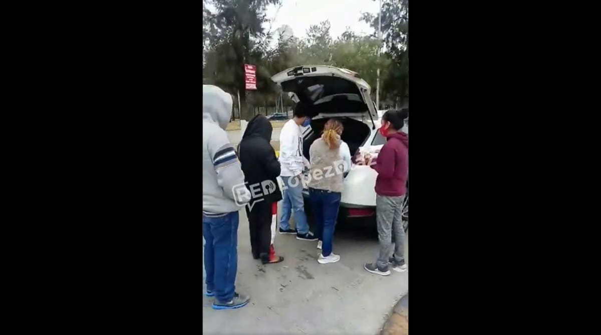 VIDEO: ¡Héroes sin capa! Una familia reparte desayunos afuera del Hospital del Niño Poblano 1 HNP 1