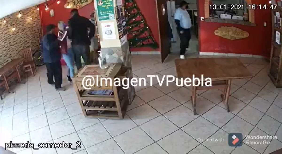 VIDEO: Así fue como tres sujetos asaltaron una pizzería en Puebla 1 PIZZERIA 1